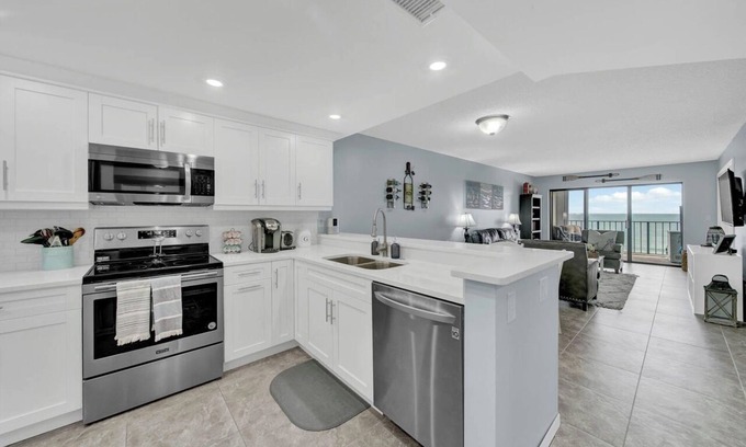 Hutchinson Island South Condominio | Beachfront 2 bdr/2ba condo, AC, WiFi in fabulous Jensen Beach, Hutchinson Island