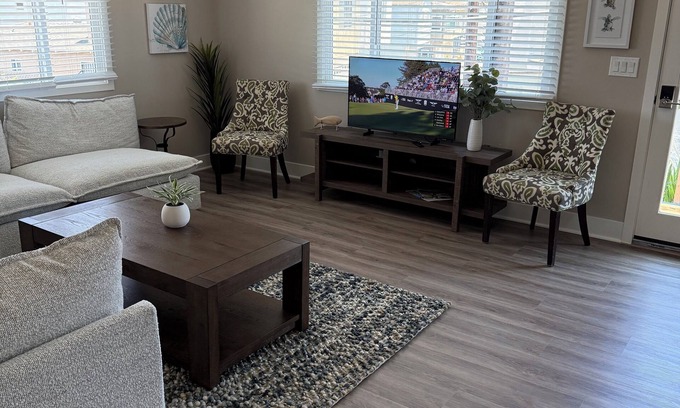 Old Towne Apartamento | Beachfront 2-bed, 2-bath unit with AC in Seal Beach