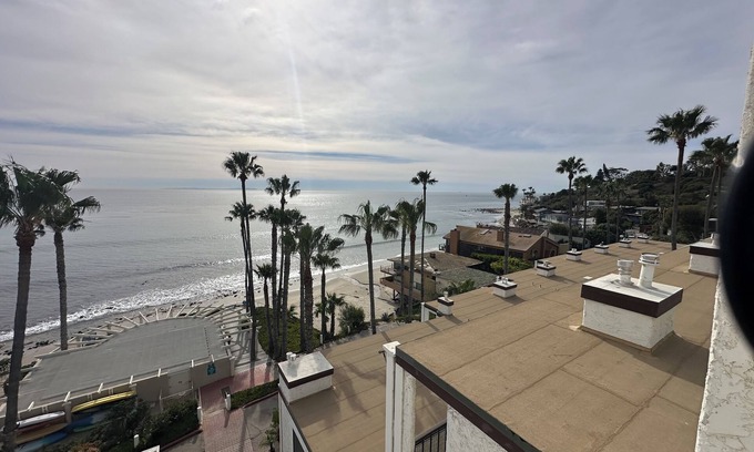 Central Malibu Condominio | Beachfront 2-bed resort style condo in Malibu with community fitness room, pool.