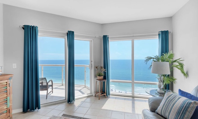 Villa Primera Condominio | 🌅Beachfront-2 Pools-Hot Tub-Sauna-Gym-2BR Emerald Isle 1206🌅