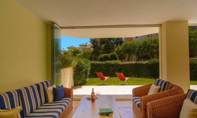 Nikki Beach Apartamento | Apartamento de 2 dormitorios frente a la playa con gran terraza, WiFi, barbacoa