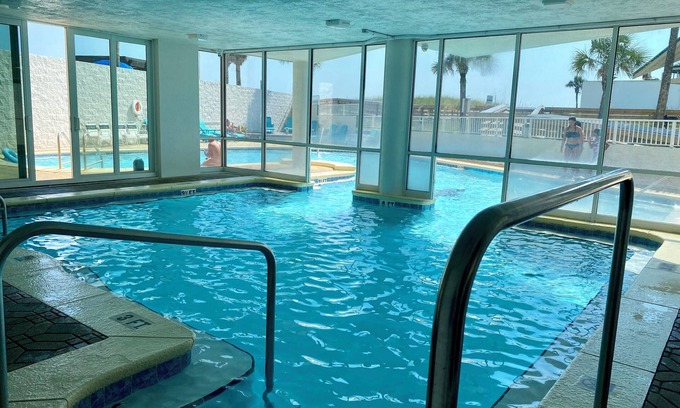 Fort Walton Beach Condominio | Beachfront 2BR Condo- Pool, Fitness Room, WiFi, W/D- Okaloosa Island near Destin