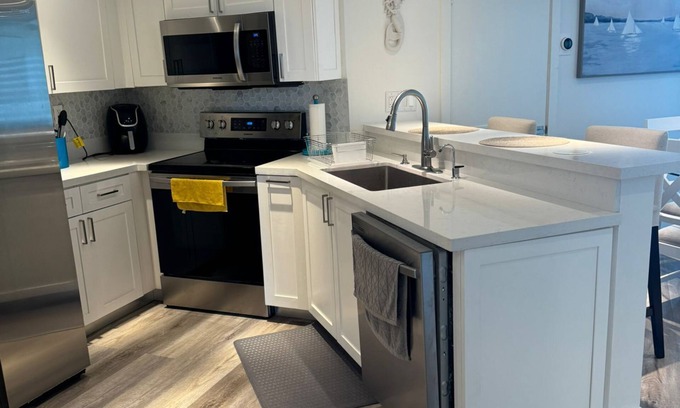 Fort Pierce Shores Condominio | Beachfront 2BR/2BA Condo on Hutchinson Island w/ Private Garage