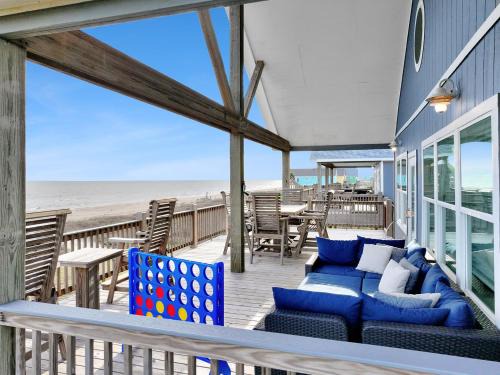 Port Bolivar Casa | Beachfront 4BR - Tiki Bar, Yard Games, Smart TVs, Pets