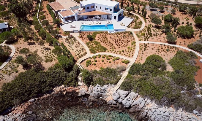 Ammoudara Villa | Beachfront 6 bedroom villa with a heated pool