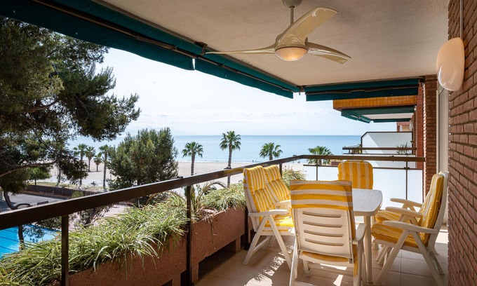 Torredembarra Apartamento | Apartamento frente al mar con 4 piscinas en Torredembarra