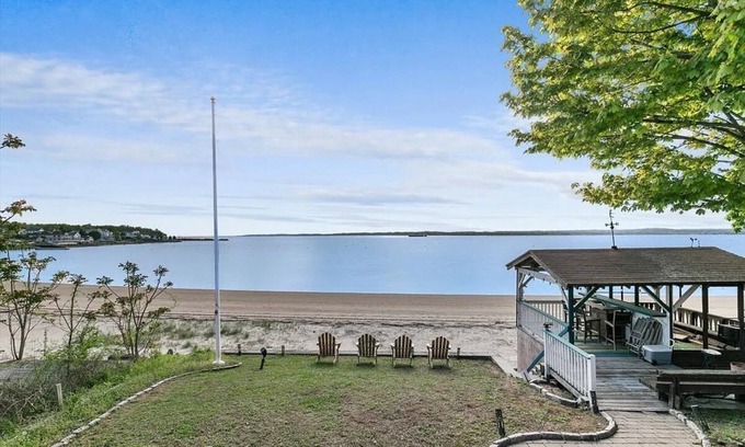 East Shore Apartamento | Beachfront Apartment- 10 min from Downtown