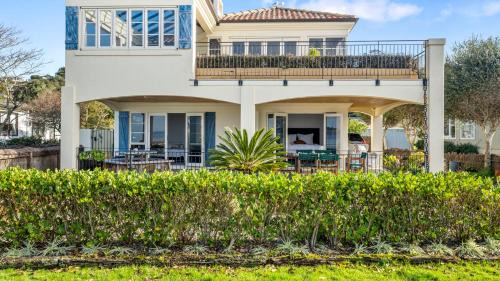 Arkles Bay Casa | Beachfront Beauty