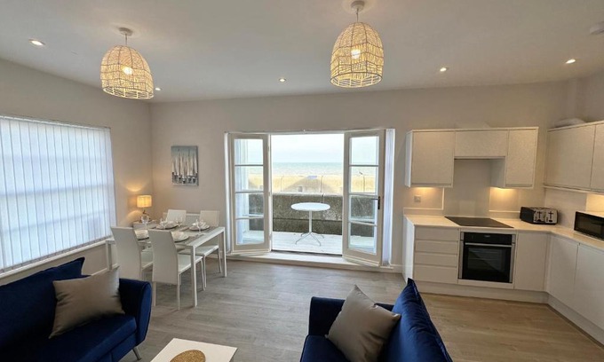 Burmarsh Apartamento | Beachfront Bliss Apartment - Near Hythe - On Beach Seafront - Private Parking