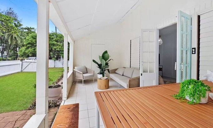 Yorkeys Knob Casa | Beachfront Bliss with Private Spa – Relax & Rejuvenate