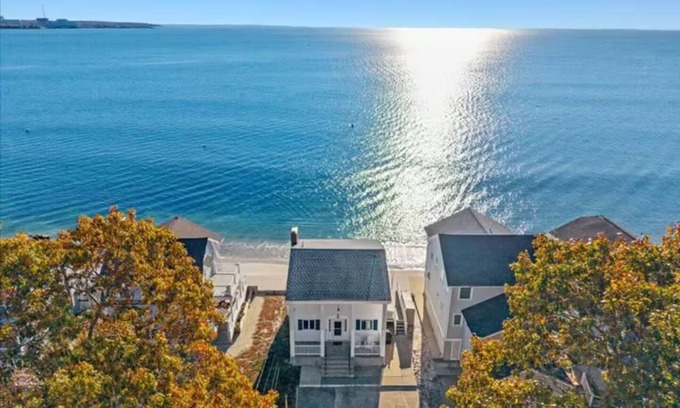 Niantic Casa | Beachfront Bliss-July 19th Fireworks -Spectacular Views of Niantic Bay