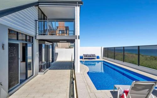 Halls Head Casa | Beachfront Bliss - Private Pool and Beach Access
