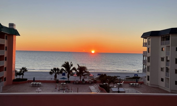 Sunset Reef Condominio | ¡FRENTE AL MAR! Recién remodelado! Beach Cottage Unidad # 2403