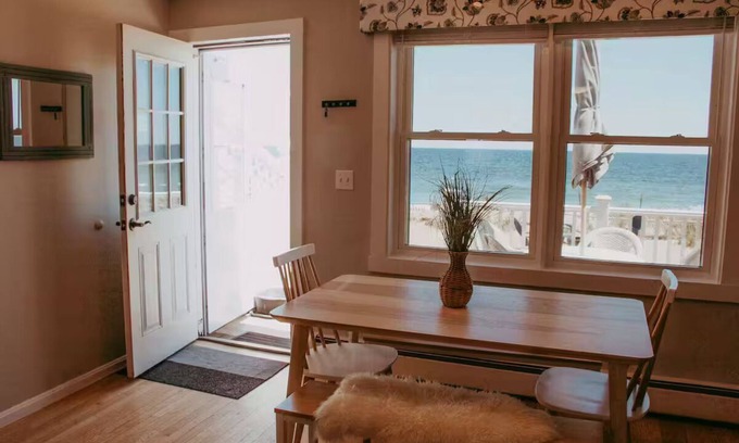 Salisbury Casa | Beachfront Bungalow: beachyard, close to boardwalk