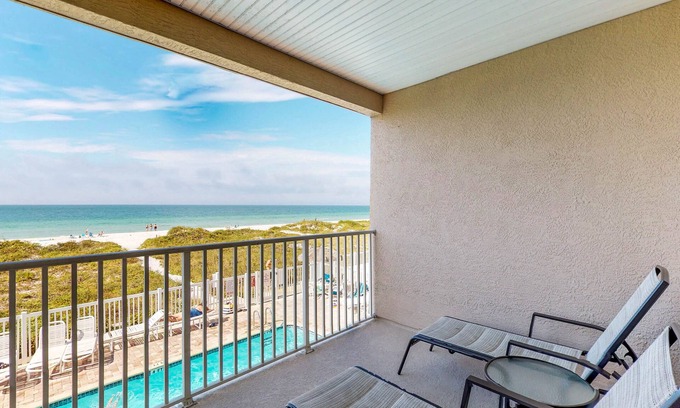 Independence Square Condominio | ¡NUEVO LISTADO! Admiten perros, condominio frente al mar con piscina compartida y jacuzzi