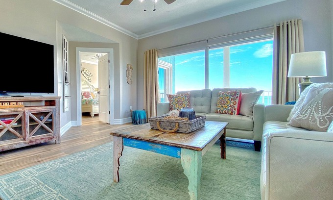 Independence Square Condominio | Beachfront condo with WiFi, EV chargers, AC - one dog welcome