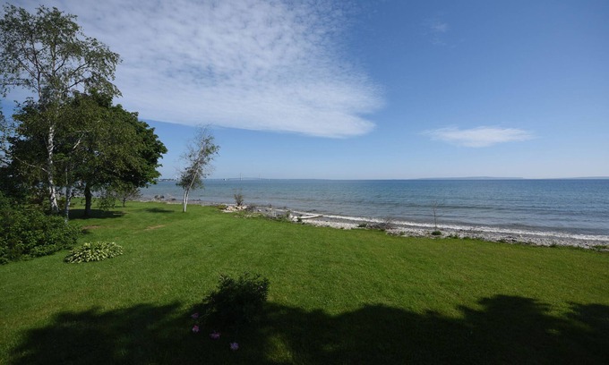 Mackinaw City Casa | Beachfront Cabin on Straits of Mackinac