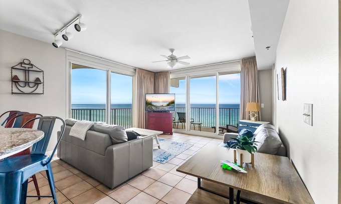 Panama City Beach Condominio | Beachfront condo, Corner balcony. All the Views ~ HUGE Pool, Hot tub!
