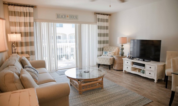 New Smyrna Beach Condominio | Beachfront Comfort w/ Pool, Balcony & Steps to Flagler Avenue