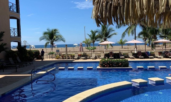 Barrio Los Villalobos Condominio | Beachfront Condo 3 bdrm