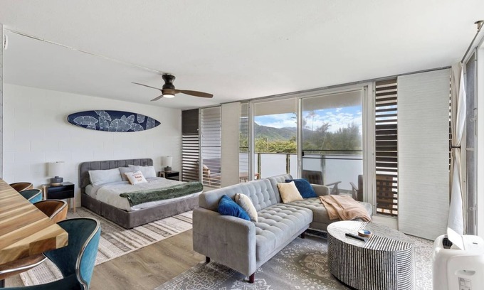 Punaluu Apartamento | Beachfront Condo in Hauula North Shore, Ocean Views, Pool + A/C!