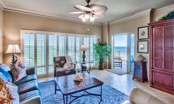 Four Mile Village Condominio | Beachfront condo beautiful views.