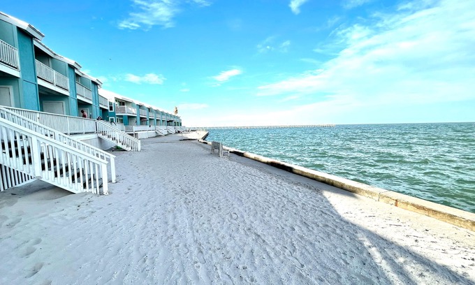 Rockport Condominio | Beachfront Condo on the Bay in Rockport, TX