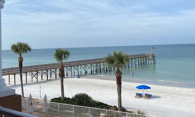 Redington Beach Condominio | Condominio frente al mar en La Contessa!, 3BD / 3BA, junto a la piscina Cabana, muelle de pesca privada