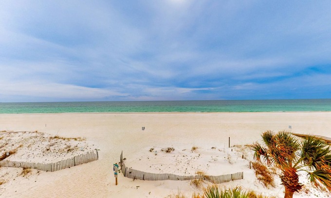 Gulf Shores Condominio | Beachfront condo with pool, hot tub, beach access & full kitchen