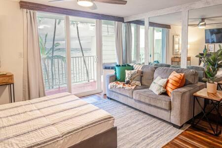 Punaluu Casa | Beachfront Condo with AC