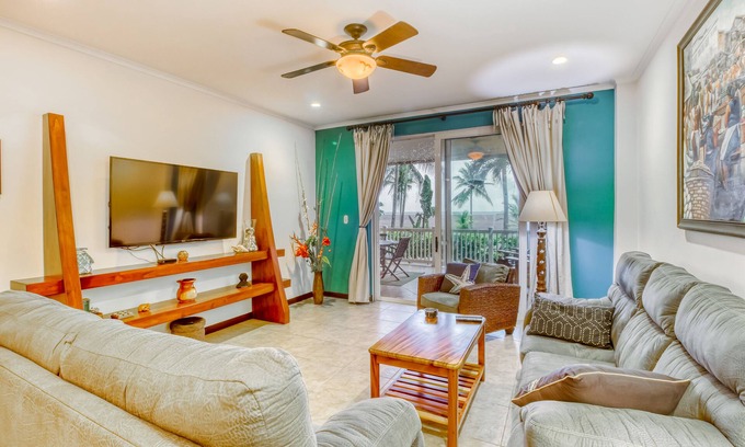 Barrio Los Villalobos Apartamento | Condominio frente al mar con acceso a la piscina compartida, un amplio balcón y vista al mar.