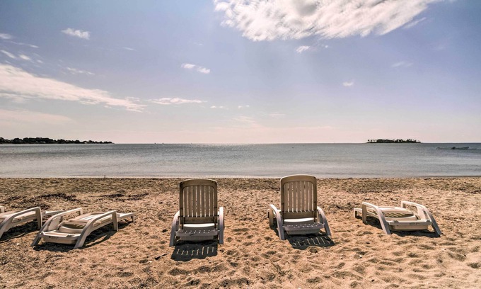 Milford Cabaña | Beachfront Cottage w / Pórtico - En Long Island Sound