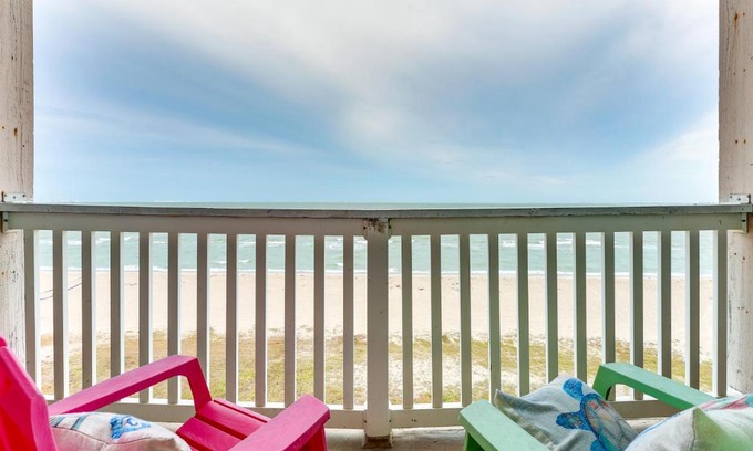 North Beach Apartamento | Beachfront Corpus Christi Condo with Pool Access!