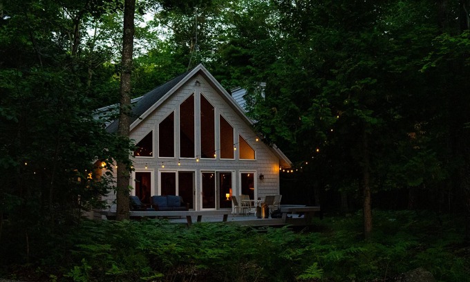 Harbor Springs Cabaña | Beachfront Cottage off Tunnel of Trees