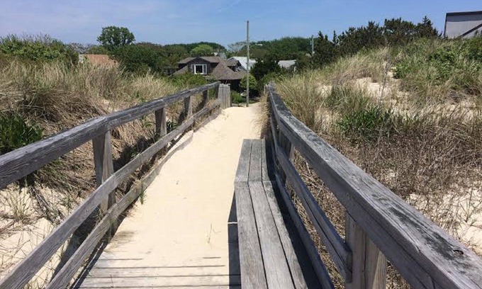 Cape May Point Cabaña | Ubicado frente a la playa Cottage detrás de las dunas a sólo unos pasos de la playa.