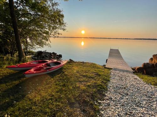 Cressy Casa | Beachfront Cottage in Prince Edward County