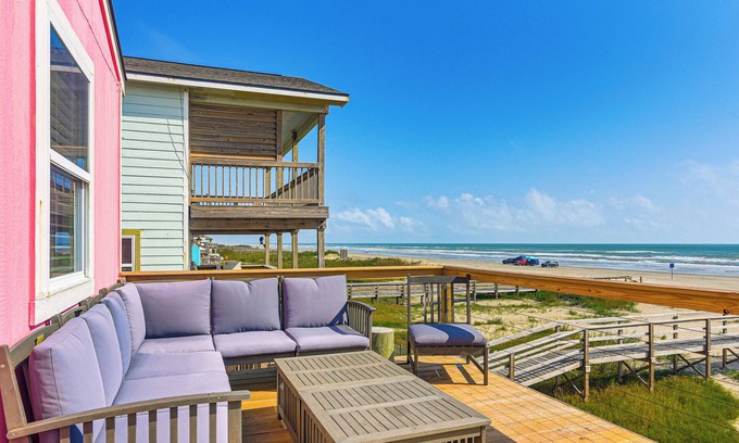 Freeport Casa | Beachfront Cottage w/ Boardwalk in Freeport