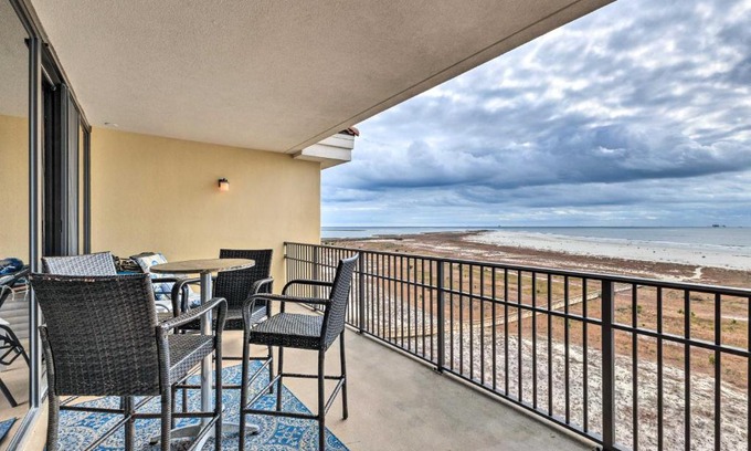 Dauphin Island Apartamento | Beachfront Dauphin Island Condo Pool Access!