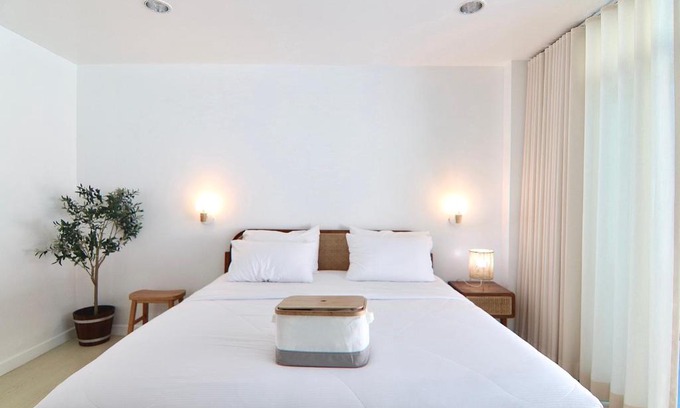 Ban Bang Saen Apartamento | Beachfront Deluxe pool access room one-minute walk to Wonnapha beach FREE DISNEY PLUS