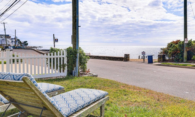 Milford Apartamento | Beachfront, Dog-Friendly Milford Getaway w/ Yard!