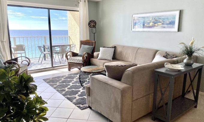 Crescent Beach Condominio | ¡Sueño frente al mar! Artísticamente decorado y completamente remodelado! Servicios Galore!