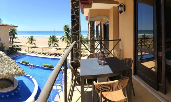 Barrio Los Villalobos Apartamento | Beachfront dream apartment, recently remodeled
