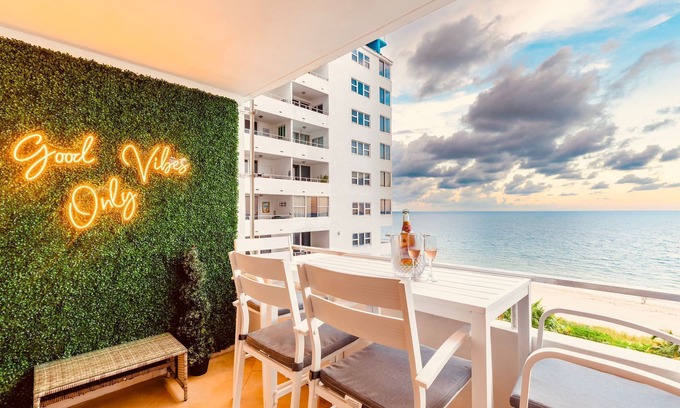 Bermuda Riviera Condominio | Beachfront Escape, Pool & Stunning Beach Views!