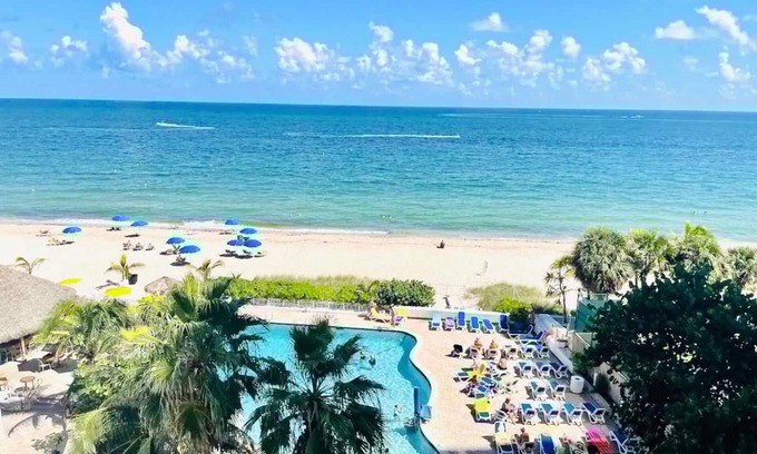 Galt Mile Apartamento | Beachfront Escape Pool Stunning Beach Views