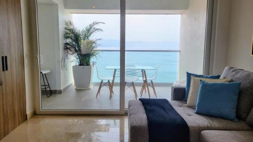 Las Glorias Apartamento | Beachfront Extra-large 1-bedroom free breakfast by Moikkarentals