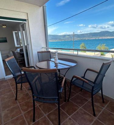 Arbanija Apartamento | Beachfront Family Escape, Ciovo