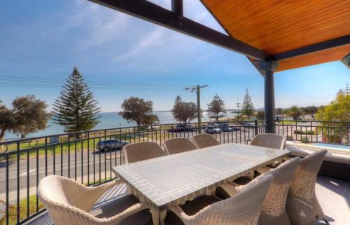 Halls Head Casa | Beachfront Family Favourite Home with Pool & Views