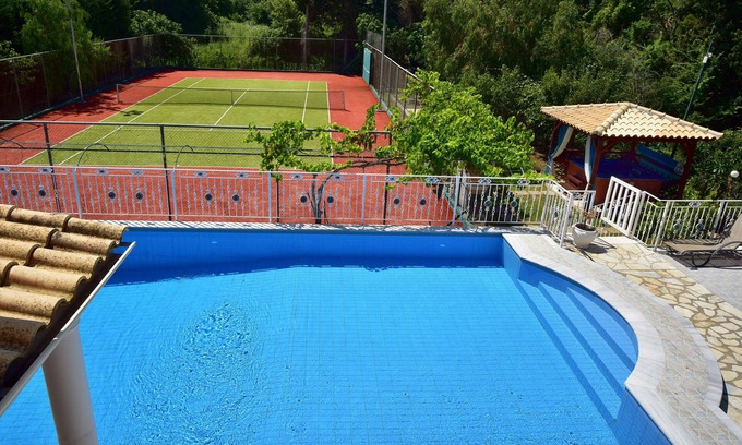 Roda Villa | Villa familiar de lujo frente al mar con tenis privado, piscina, jacuzzi ...