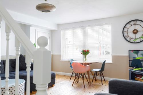 Brighton Casa | Beachfront Getaway 2-Bedroom House with FREE Private Parking & Patio