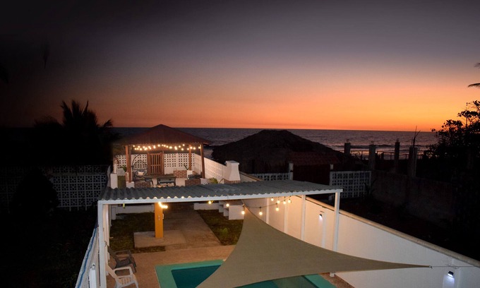 El Porvenir Casa | Beachfront house in costa del sol, ocean views! Wifi!